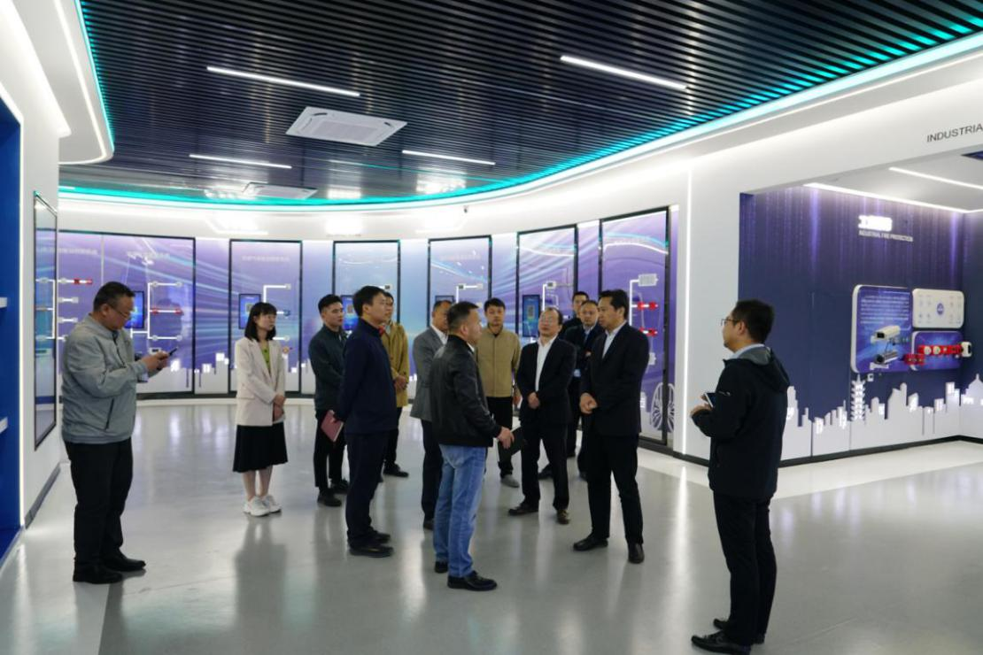 安徽省數(shù)據(jù)資源管理局黨組成員、副局長(zhǎng) 王愛(ài)學(xué)一行調(diào)研依愛(ài)消防
